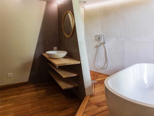 Amenagement moderne d’une grande salle de bain