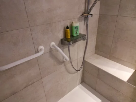 Remplacement d’une baignoire par une douche pmr à uriage.