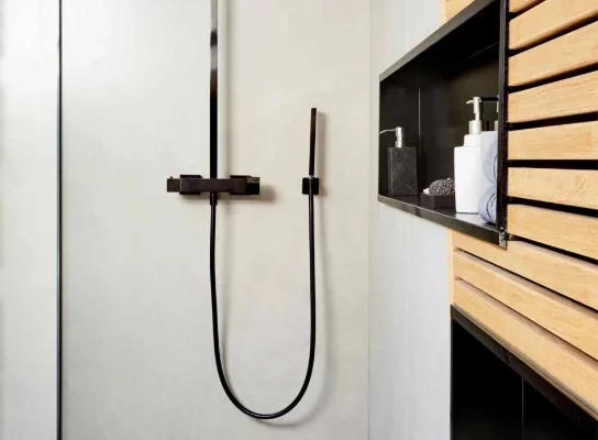 douche italienne carrelage grand format bois en clair voie